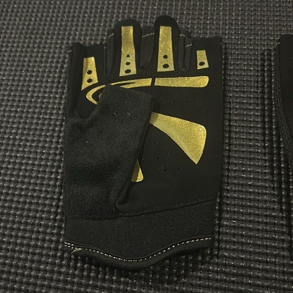 Workout Gloves - Picture 2 of 7